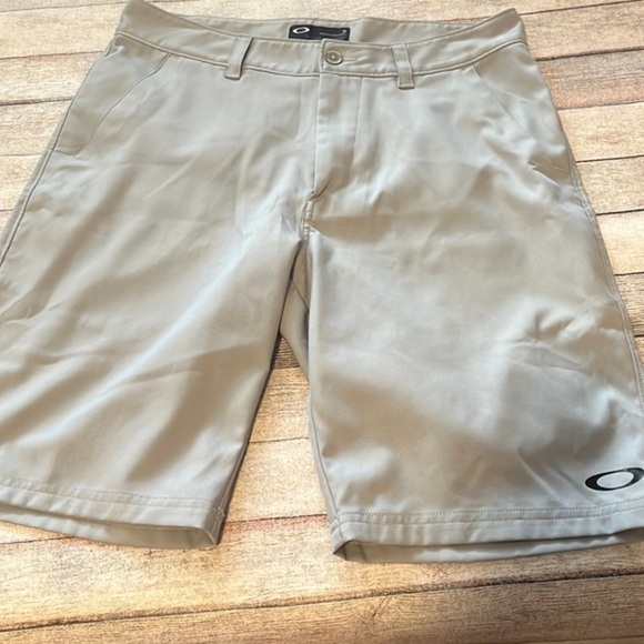 Oakley Mens Short.  NWOT Size 30. - Picture 1 of 3